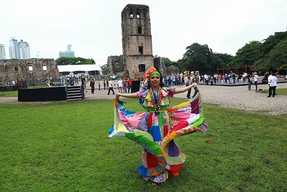¿Quién dijo que la celebración de los 500 años de fundación de la Ciudad de Panamá se acabó? Continúa. Esta vez, en la Semana del Libro. Están invitados. Foto: Anayansi Gamez.