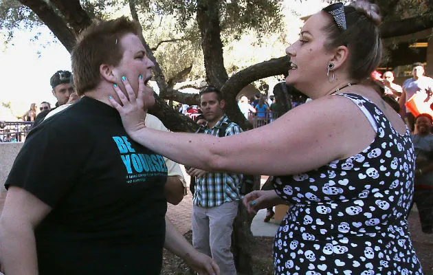 Simpatizantes y opositores de Donald Trump se enfrentan. Foto/ AP