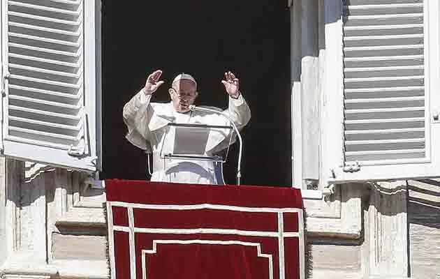 "Tenemos que aprender de las madres que el heroísmo se manifiesta en la entrega de uno mismo, la fortaleza en la compasión, la sabiduría en la mansedumbre", dijo el papa. FOTO/AP