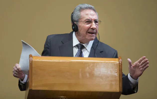 El presidente Raúl Castro contesta algunas preguntas de los periodistas. Foto:AP