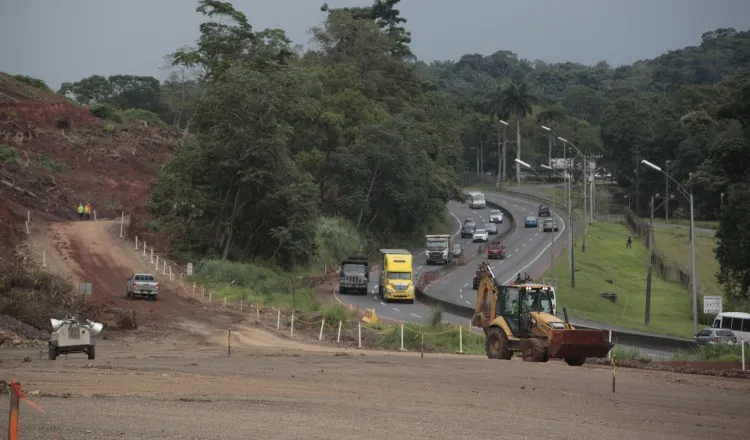 La ampliación a cuatro carriles ha provocado que  critiquen la devastación tan grande que se ha causado para realizar el proyecto, sumado al que se hará con la Línea 3. Foto: Víctor Arosemena