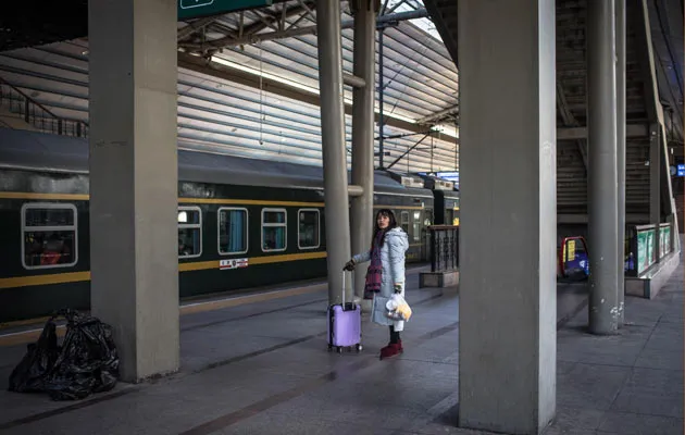  Para poder abastecer la mastodóntica demanda, se han puesto en marcha las clásicas medidas de contingencia: casi 4,800 trenes kilométricos de ida y mismo número para la vuelta, antes y después de los días que rodean al Año Nuevo, el próximo día 5 de febrero.FOTO/EFE