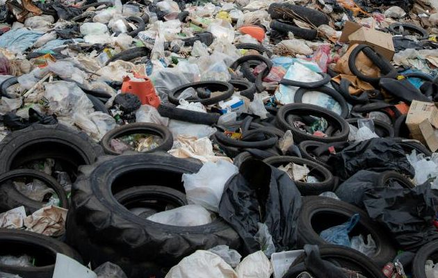 La propuesta legislativa pretende reciclar los neumáticos para emplear en mezclas y capas asfálticas. Foto ilustrativa