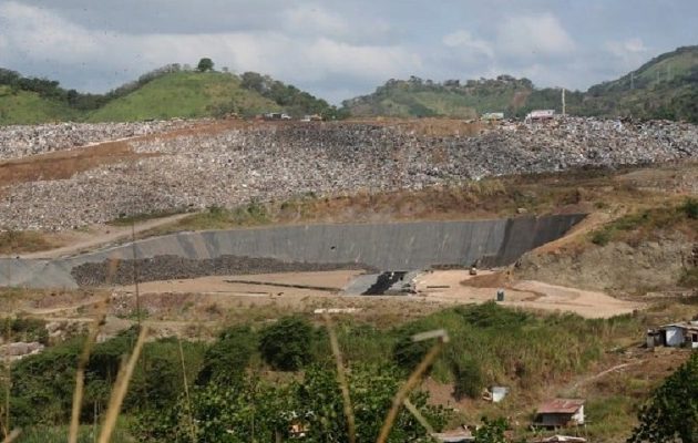 Vista panorámica del vertedero que ha sido rehabilitado por la Aaud con el apoyo privado y de otras instituciones para evitar su colapso. Vista panorámica del vertedero que ha sido rehabilitado por la Aaud con el apoyo privado y de otras instituciones para evitar su colapso. Archivo