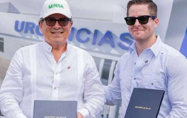 El ministro de Salud recibe del alcalde de la capital, el terreno. Cortesía 