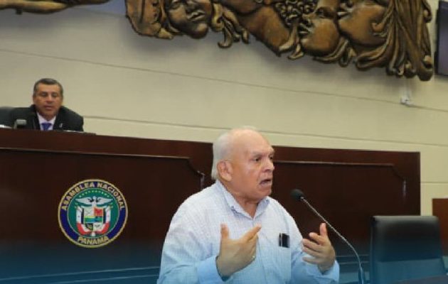 Uno de los beneficiarios del proyecto durante la discusión en segundo debate en el Pleno de la Asamblea, el pasado 1 de octubre. Cortesía