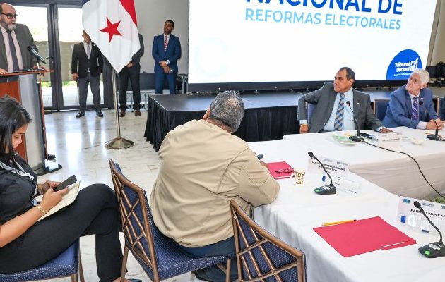 El experto en derecho constitucional, Salvador Sánchez, disertó sobre las fórmulas para escoger diputados en circuitos plurinominales. Cortesía