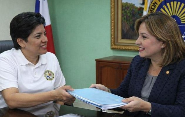 El Tribunal, durante la sesión del decimoctavo día de audiencia, emitió una tercera boleta a nombre de Rodríguez Araúz para que comparezca a rendir su declaración.  Ilustrativa / CHATGPT