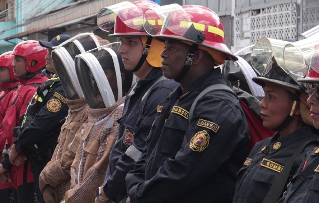 Los bomberos hicieron su presentación este jueves. Cortesía