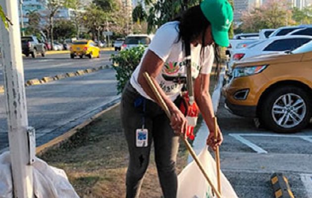 Las 'hormiguitas' realizan su labor a la intemperie en barriadas, comercios y avenidas principales. Cortesía