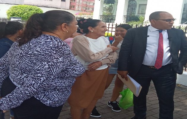 Los abogados Norma González y Eliecer Plicett junto  los familiares de los imputados. Foto: CE