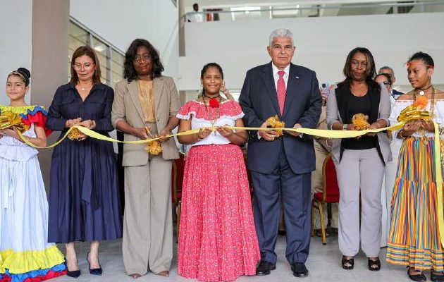 Durante el corte de cinta para la inauguración formal. Durante el corte de cinta para la inauguración formal. Cortesía