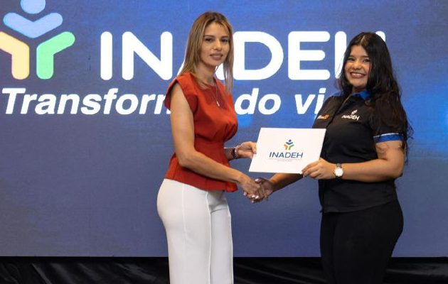La subdirectora del Inadeh entrega el certificado a una estudiante Cortesía