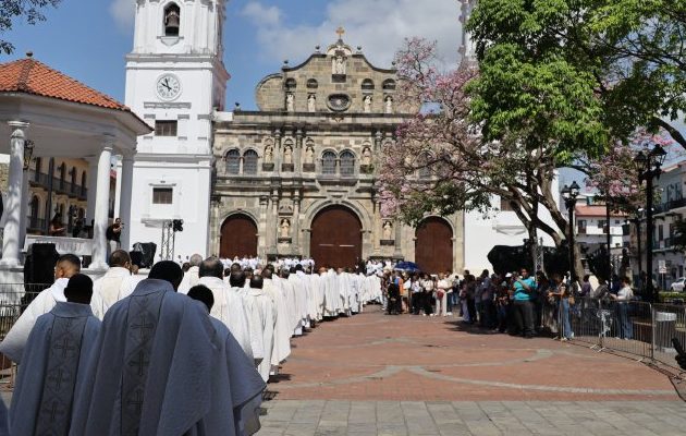 La Misa Crismal, en la que se bendicen los aceites que utilizan los sacerdores y se renuevan los votos forma parte de las celebraciones. Cortesía
