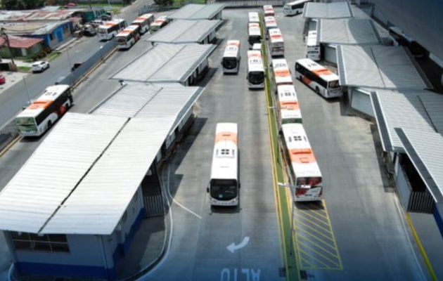 Los pasajeros del transporte público  se han adaptado a encontrarse con buses más llenos, así como los trenes de las dos líneas del metro de Panamá.  Pancho Paz