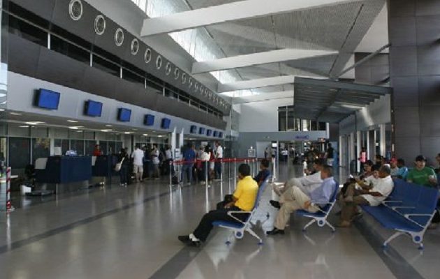 Sala externa del aeropuerto Enrique Malek, ubicado al sur del distrito de David, provincia de Chiriquí y que cuenta con tres aerolíneas.  Archivo
