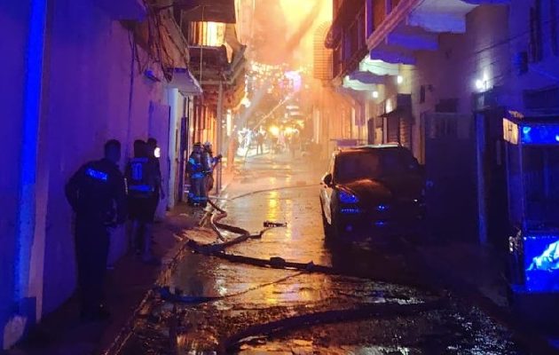 El incendio se registró cerca de un área donde hay varios centros de diversión nocturna.  Cortesía