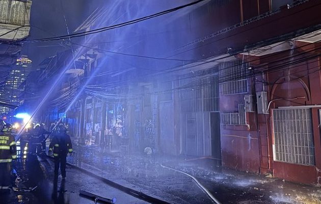 Fueron 120 bomberos los que se necesitaron para apagar el fuego de la noche del pasado miércoles, en Avenida Eloy Alfaro, Santa Ana. Cortesía