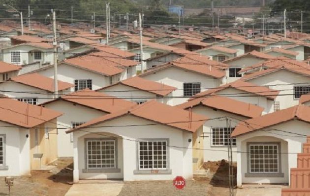 Los panameños, antes de adquirir una vivienda, valoran su precio, ubicación y diseño.  Archivo