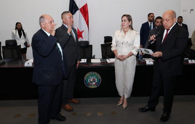 El presidente de Salud, Crispiano Adames, juramenta al resto de la directiva, ante la mirada de la presidenta Shirley Castañedas. El presidente de Salud, Crispiano Adames, juramenta al resto de la directiva, ante la mirada de la presidenta Shirley Castañedas. Cortesía