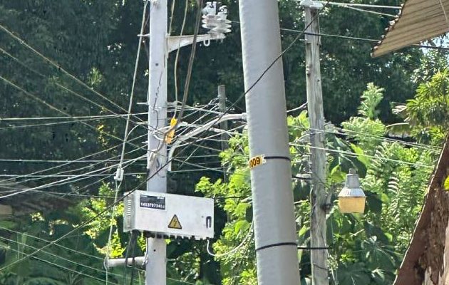 Instalación de líneas eléctricas en el distrito de Chimán.  Cortesía