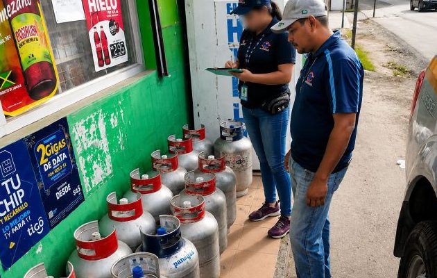 Personal de Acodeco verificó que los tanques de gas se estén vendiendo en los pequeños comercios como abarroterías y minisúper. Personal de Acodeco verificó que los tanques de gas se estén vendiendo en los pequeños comercios como abarroterías y minisúper. Cortesía