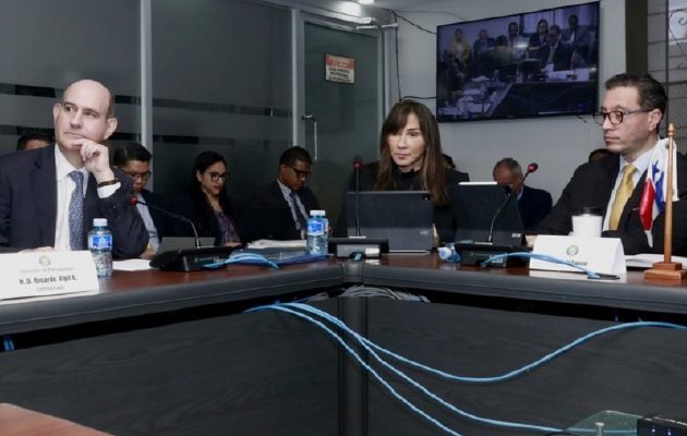 Fue una larga sesión para las autoridades del Ministerio de Economía y Finanzas en la Comisión de Presupuesto, que se extendió por más de ocho horas. Fue una larga sesión para las autoridades del Ministerio de Economía y Finanzas en la Comisión de Presupuesto, que se extendió por más de ocho horas. Cortesía