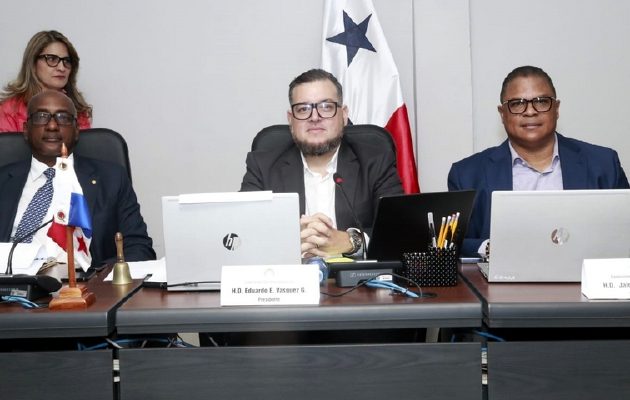 Junta directiva de la Comisión de Presupuesto de la Asamblea Nacional, presidida por el diputado Eduardo Vásquez, de CD. Junta directiva de la Comisión de Presupuesto de la Asamblea Nacional, presidida por el diputado Eduardo Vásquez, de CD. Cortesía