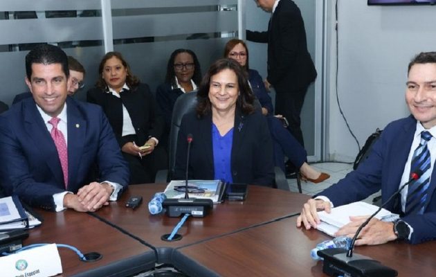 El ministro del Canal. José Ramón Icaza, junto a la administradora del Canal, Ilya Espino, y el subadministrador interino, Rubén Pérez, en la sustentación del presupuesto. Cortesía