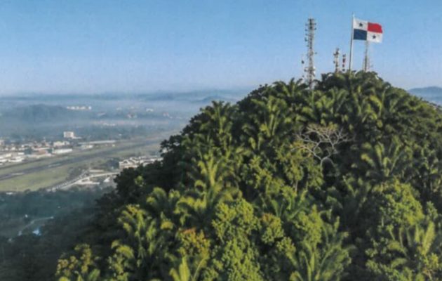 Vista panorámica de la cima del Cerro Ancón.  Cortesía