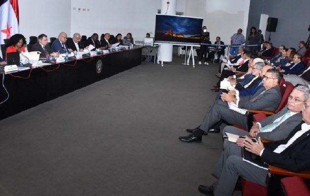 Los nueve diputados principales de la comisión de Gobierno han estado presentes en las dos sesiones celebradas hasta el momento para ver dos proyectos de ley. Los nueve diputados principales de la comisión de Gobierno han estado presentes en las dos sesiones celebradas hasta el momento para ver dos proyectos de ley. Cortesía