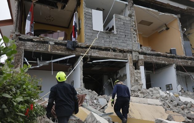 Las autoridades han iniciado las evaluaciones de las estructuras para determinar la gravedad de los daños causados por el terremoto.  EFE