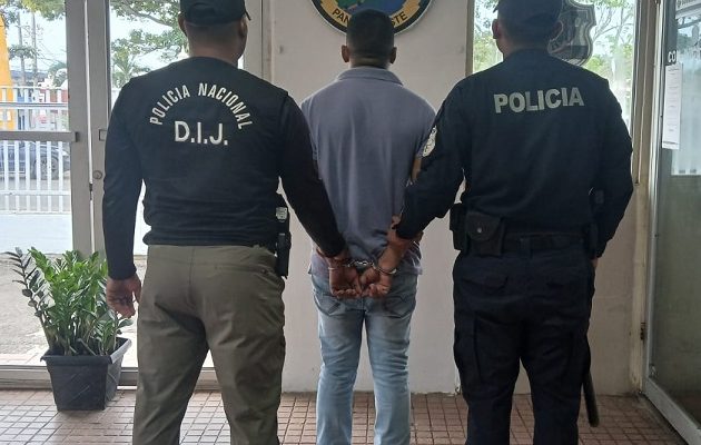 La aprehensión del presunto femicida se realizó en el corregimiento El Arado, distrito de la Chorrera mediante diligencia de allanamiento junto con el Ministerio Público (MP). Foto. Policía Nacional