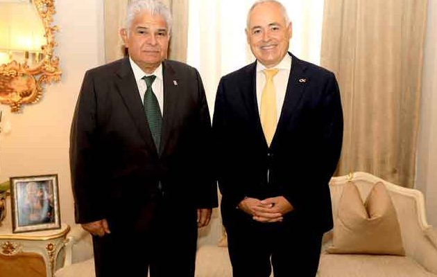 José Raúl Mulino junto al español Ángel Cabrera