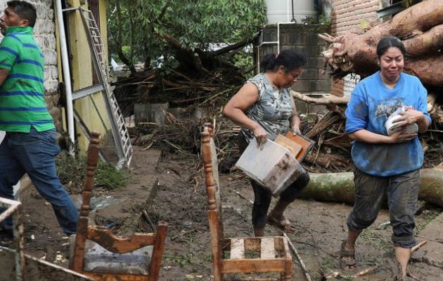  Afectados por inundaciones en la aldea Río Abajo en Tegucigalpa. Foto: EFE 