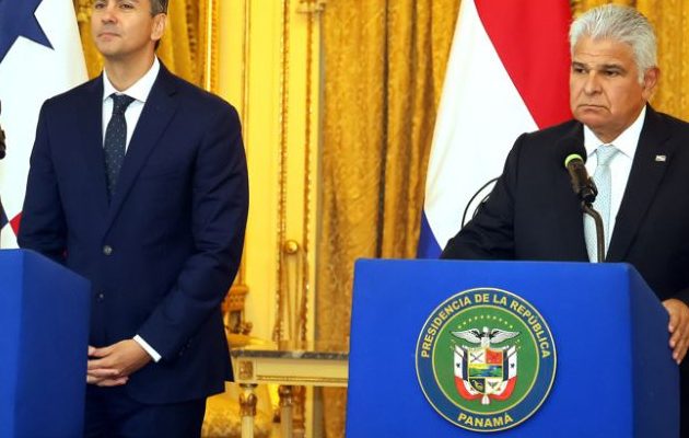 El presidente de Paraguay, Santiago Peña (i), junto al presidente de Panamá, José Raúl Mulino. Foto: EFE