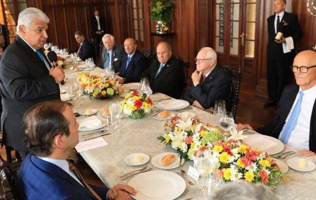 El presidente José Raúl Mulino junto a miembros de la Junta Directiva de la ACP. Foto: Cortesía