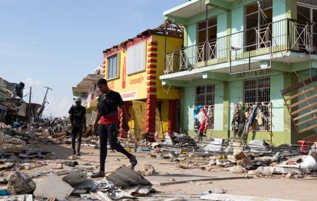 Personas caminan por una calle destruida por el paso del huracán Melissa, en Black River (Jamaica). Foto: EFE Personas caminan por una calle destruida por el paso del huracán Melissa, en Black River (Jamaica). Foto: EFE
