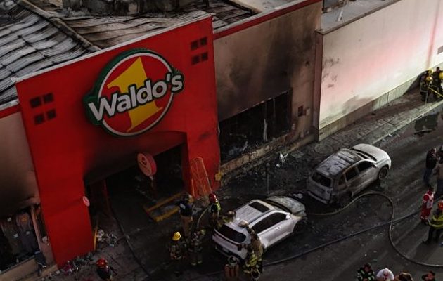 Bomberos controlan un incendio en una tienda comercial en la ciudad de Hermosillo en Sonora (México). Foto: EFE