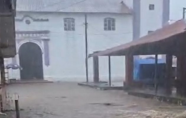 La quebrada que pasa por la mitad de Portobelo se desbordó, cubriendo las calles e ingresando el agua a algunas viviendas. Foto. Diómedes Sánchez