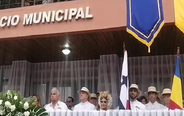 El presidente de la república José Raúl Mulino junto al destacado beisbolista José Chema Caballero nominado como abanderado cívico nacional, y al doctor Orlando Reyes Fonseca, como abanderado distrital. Foto. Thays Domínguez