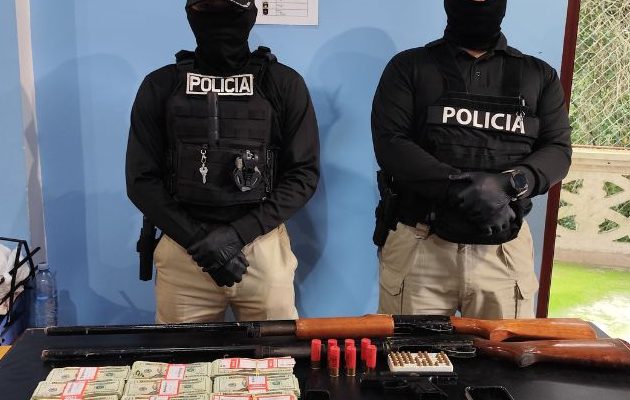 Se decomisaron armas y dinero. Foto: Cortesía