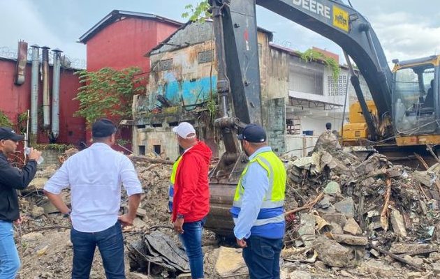 Trabajos de demolición. Foto: Diomedes Sánchez Trabajos de demolición. Foto: Diomedes Sánchez