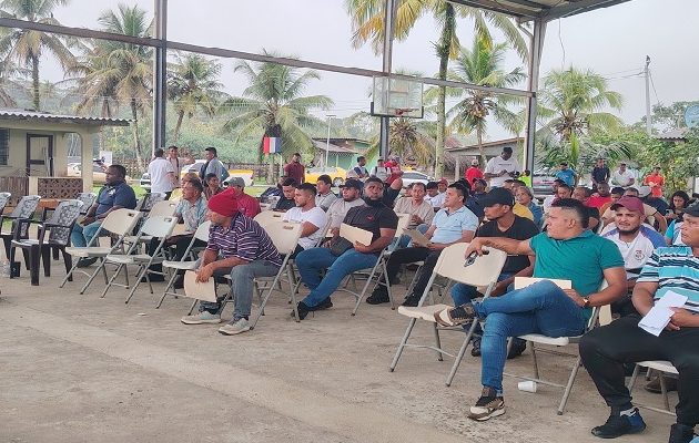 Este sábado, muchos colonenses se han trasladado hacia esta población de Miguel de la Borda, desde diferentes partes de la provincia de Colón, en busca de una oportunidad laboral. Foto. Diómedes Sánchez Este sábado, muchos colonenses se han trasladado hacia esta población de Miguel de la Borda, desde diferentes partes de la provincia de Colón, en busca de una oportunidad laboral. Foto. Diómedes Sánchez