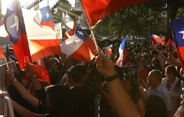 Simpatizantes de la candidata a la Presidencia de Chile por el partido Unidad por Chile, Jeannette Jara, sostienen banderas, en Santiago (Chile). Foto: EFE/ Elvis Gonzalez Simpatizantes de la candidata a la Presidencia de Chile por el partido Unidad por Chile, Jeannette Jara, sostienen banderas, en Santiago (Chile). Foto: EFE/ Elvis Gonzalez