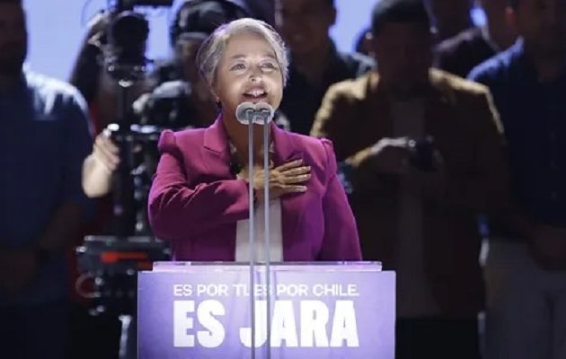 La candidata presidencial del pacto Unidad por Chile, Jeannette Jara, en el acto de cierre de campaña, en Santiago, el pasado martes. Foto: EFE/ Elvis González