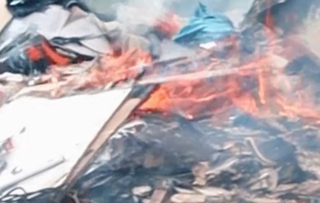 Según los vecinos, en este botadero clandestino los materiales son incinerados para extraerles el metal que poseen. Foto. Eric Montenegro