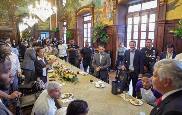 Futbolistas junto al presidente Mulino. Foto: Cortesía Futbolistas junto al presidente Mulino. Foto: Cortesía