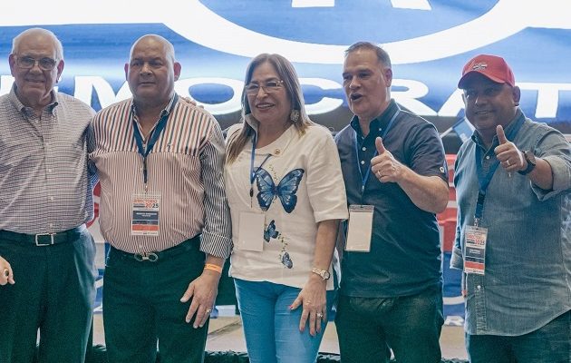 Dirigentes del Partido Revolucionario Democrático (PRD) tras concluido el Directorio del domingo. Foto: Redes Sociales