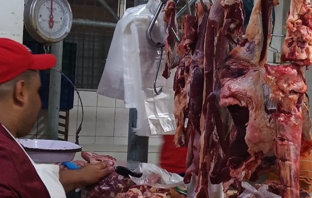 Edwin Hernández, matarife del mercado, lo dijo: "el alza está espantando las ganancias y dejando menos margen para trabajar tranquilos". Foto. Melquíades Vásquez